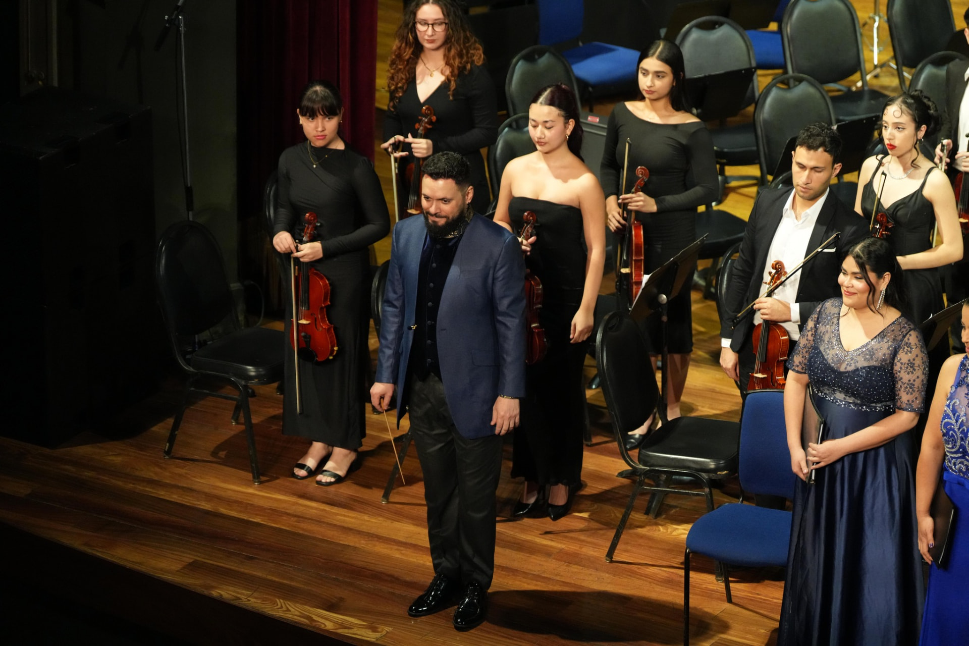 Didier Mora recibiendo el aplauso del público junto a los músicos