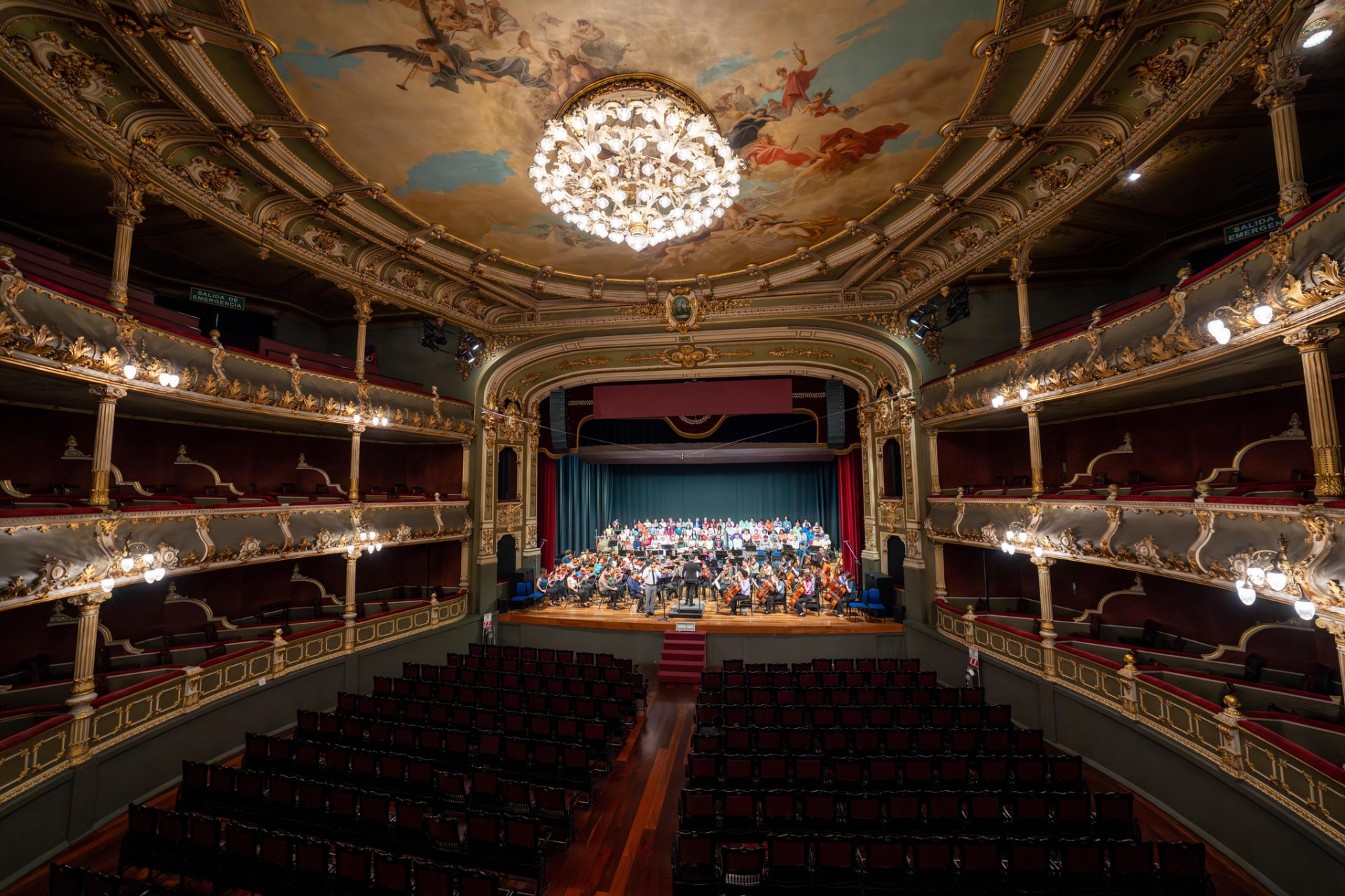 Sala principal del Teatro Nacional de Costa Rica durante el ensayo