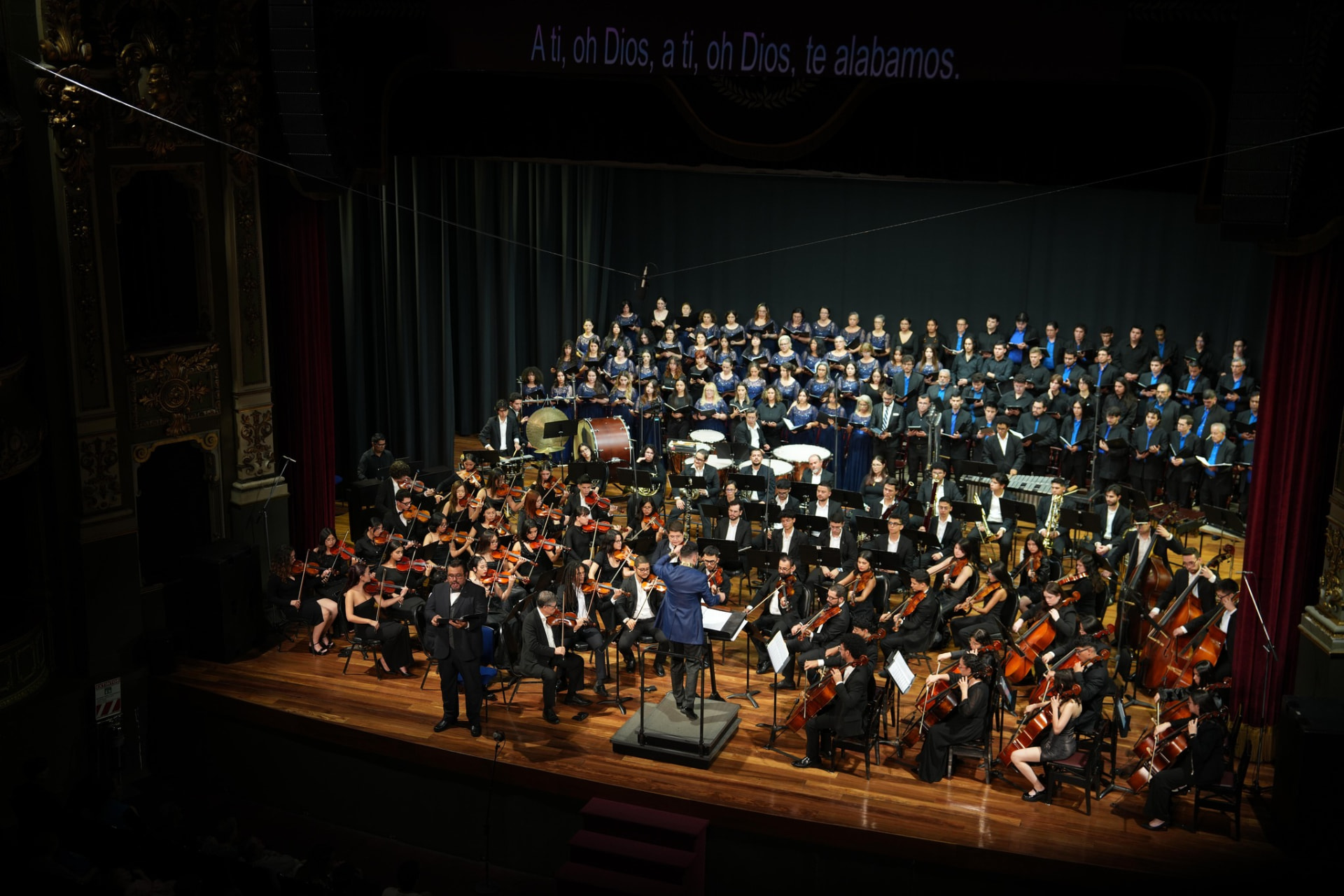 Orquesta y coros en escena durante el Te Deum en el Teatro Nacional