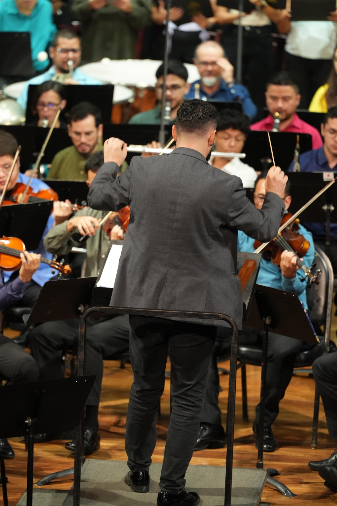 Didier Mora dirigiendo la Orquesta Sinfónica Municipal de Paraíso